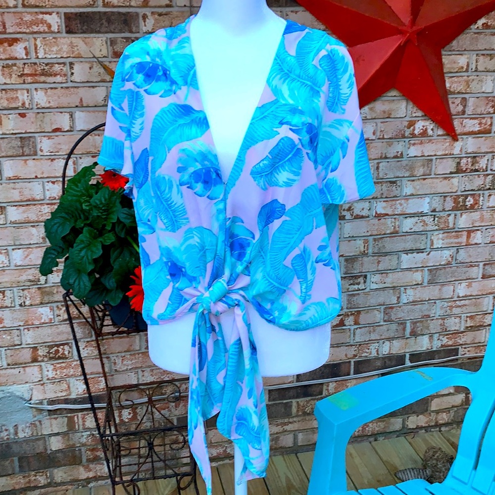 Boutique Hawaiian print tie front blouse
